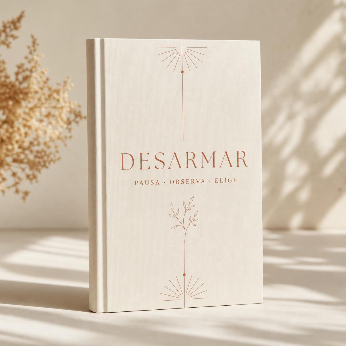 Libro DESARMAR en tapa dura sobre superficie marfil